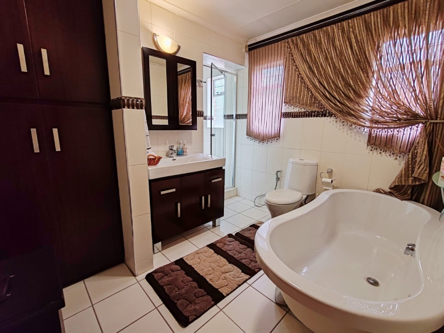4 Bedroom Property for Sale in Van Der Hoff Park North West